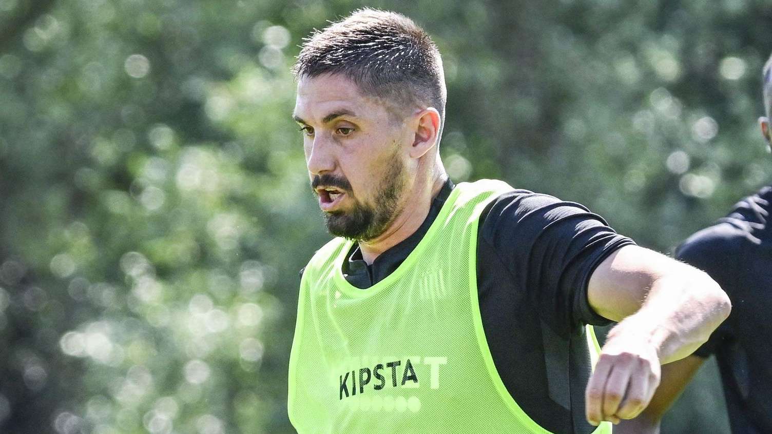 一個令人激 一個令人激